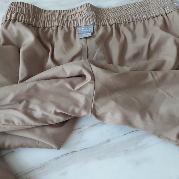 CHICO'S Travelers Collection Gold Luxe Metallic Welt Pocket Pants Sz 0 - NWOT - Picture 8 of 12